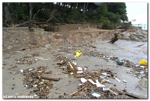 L'aparcament al costat de la platja