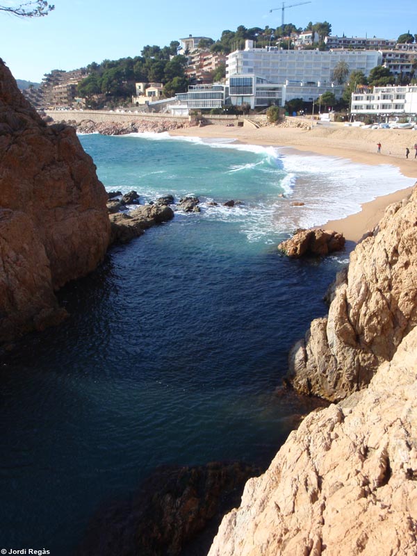 La banyera de Tossa comunica amb la platja de la Mar Menuda