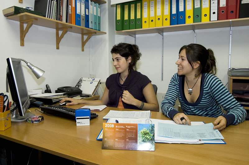 Només canviem la web. La Sandra i la Núria, les secretàries del club, segueixen al peu del canó.