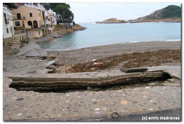 Un tros del passeig de Sa Tuna s'ha enfonsat